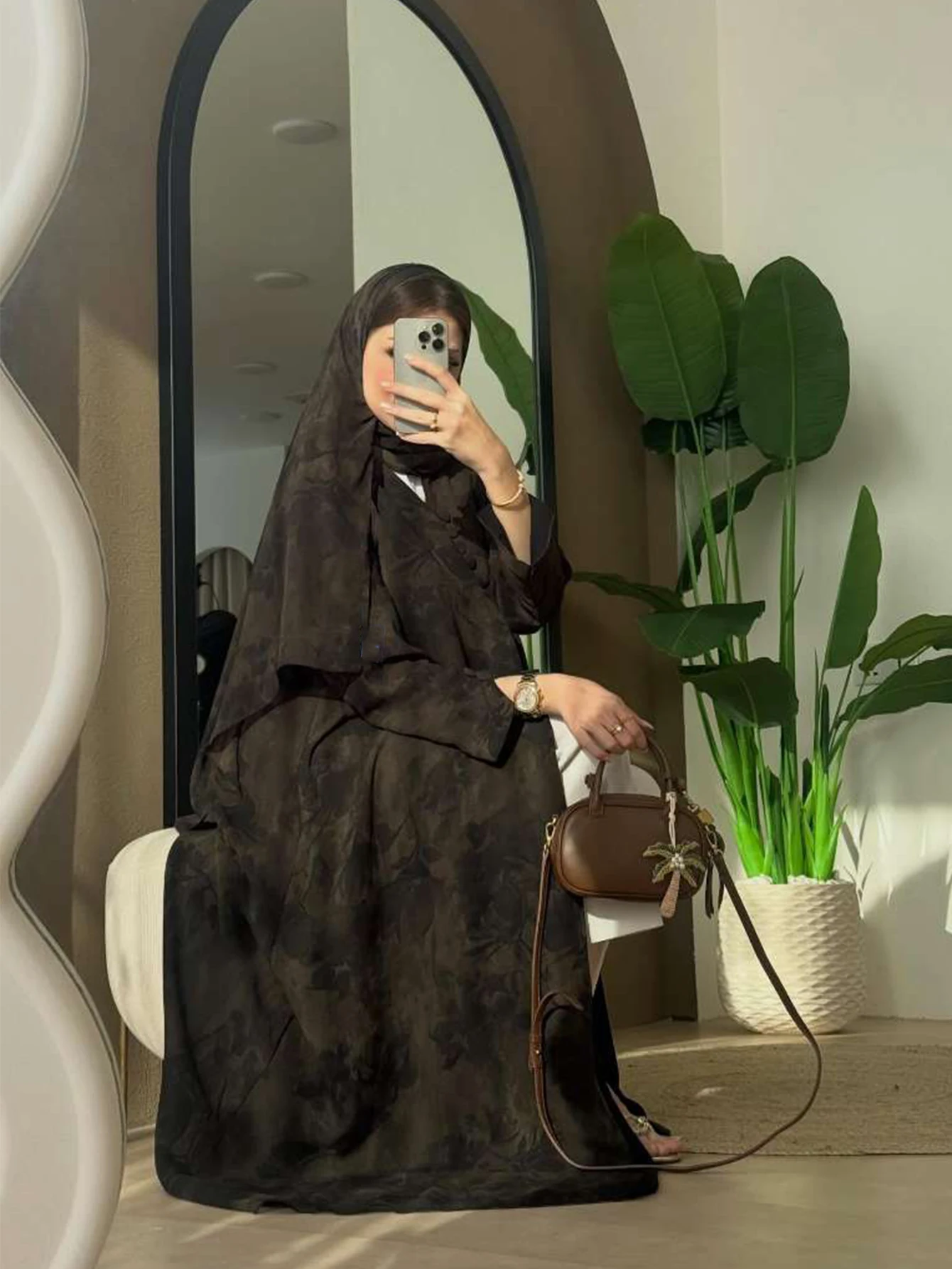 عباية نسائية عصرية مطبوعة مع وشاح رأس أنيق