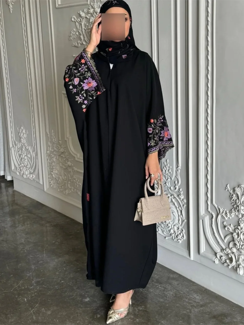 عباية نسائية مطرزة أنيقة بدون وشاح.