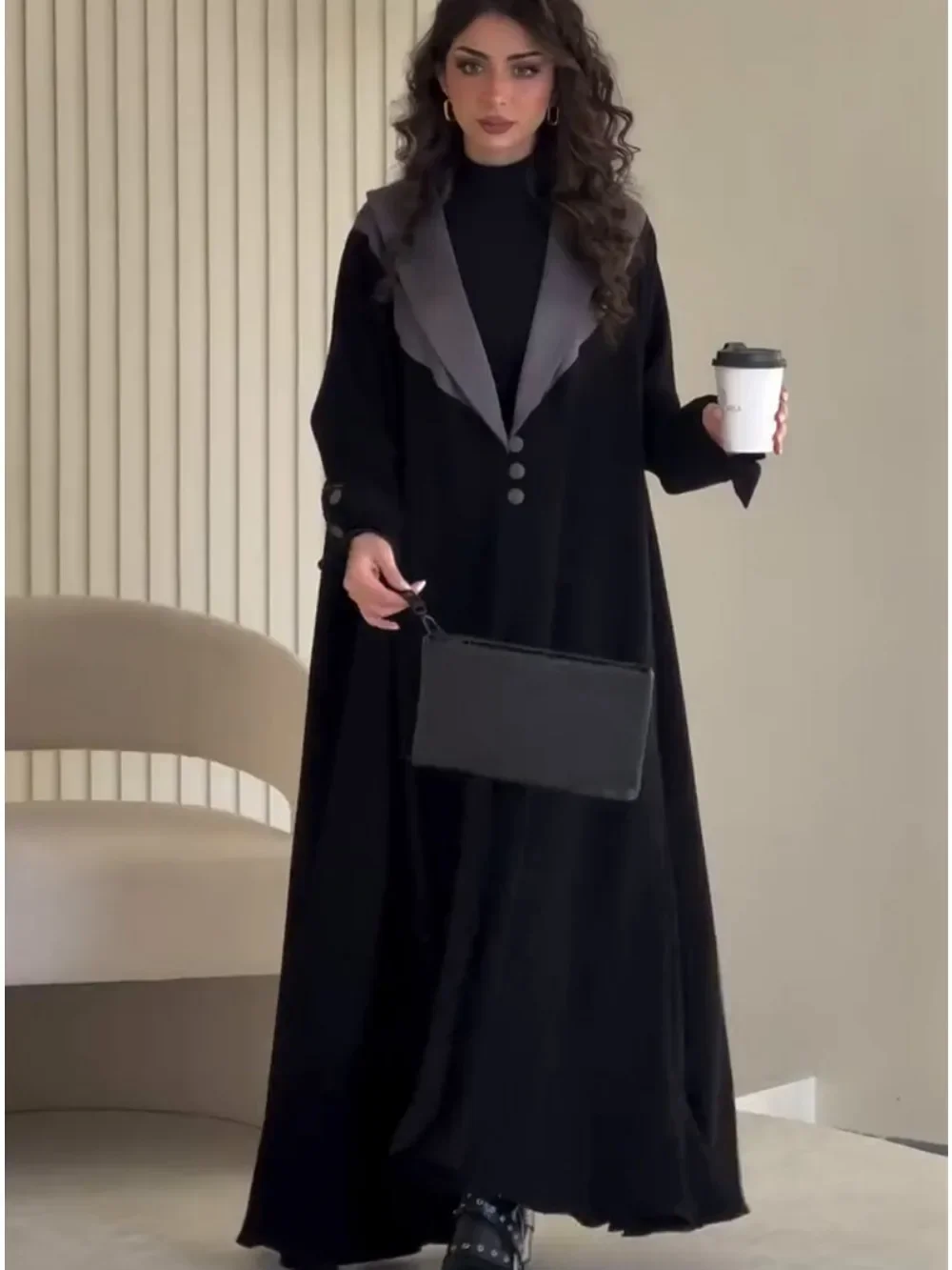 عباية نسائية بأزرار، تصميم أنيق ومحتشم.