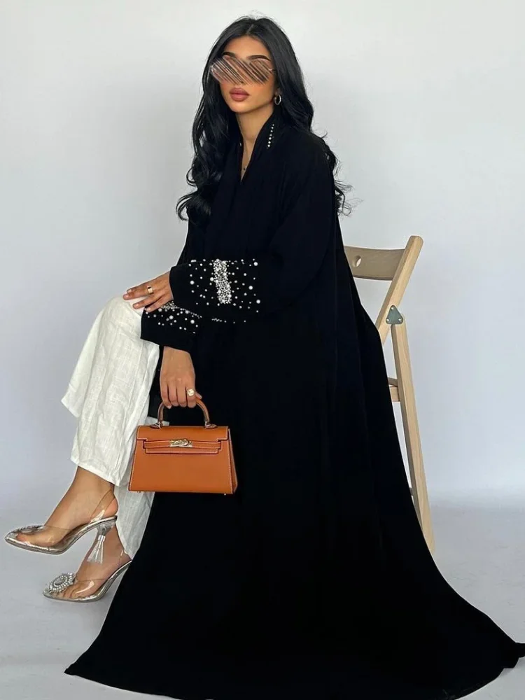 عباية نسائية مطرزة باللؤلؤ مع وشاح أنيق.