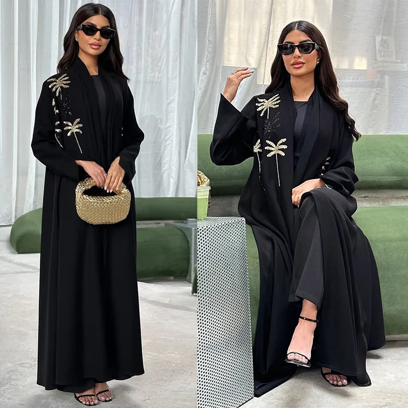 عباءة نسائية سوداء مطرزة بالخرز مفتوحة وأكمام واسعة.